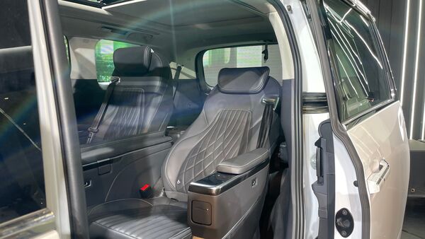The second row occupants are treated with plush ottoman seats offering heating, cooling and massage functionalities. The three-zone climate control and massage modes can be configurable via the touchscreen on the handrails. MG M9