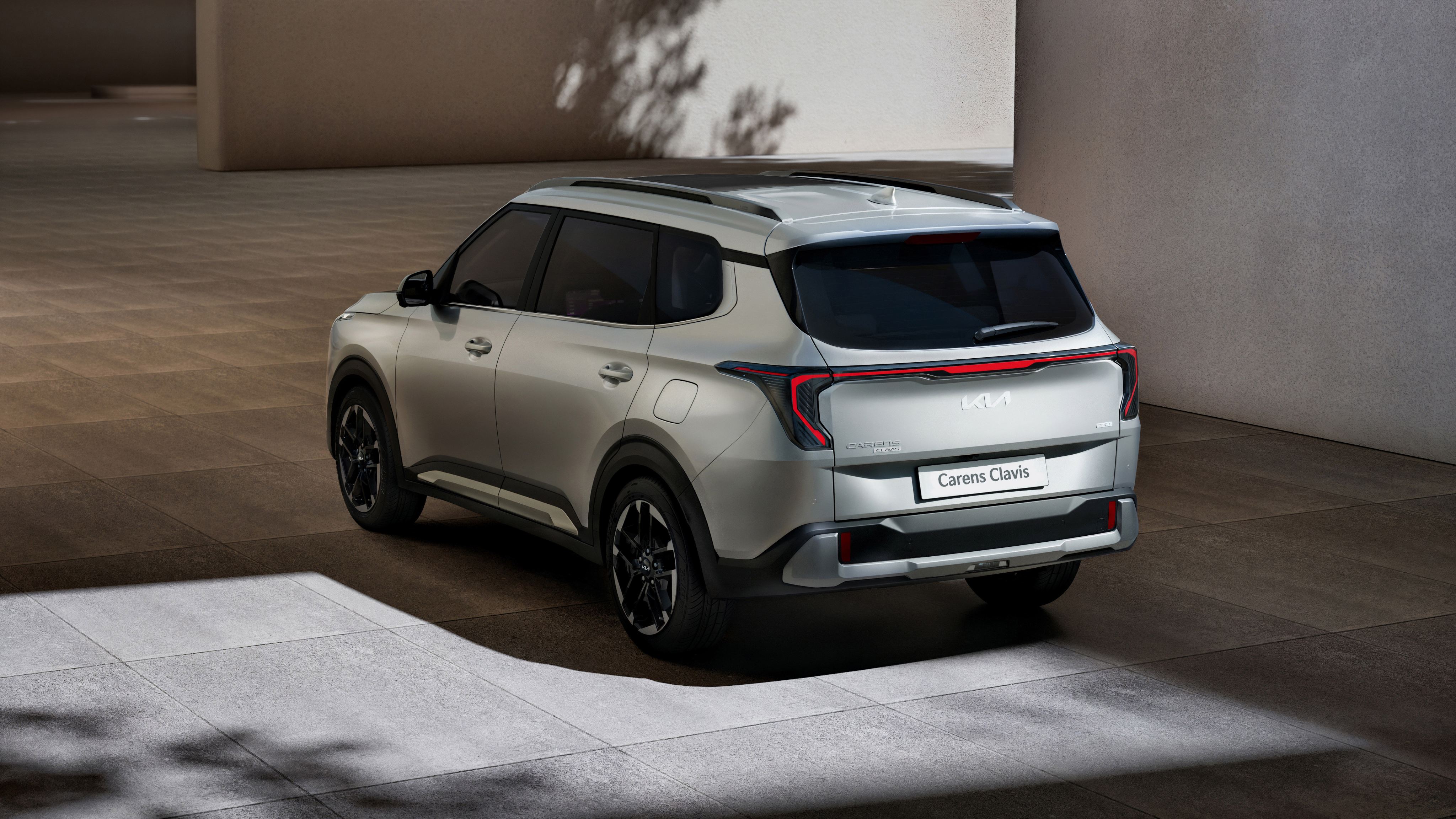 The rear styling remains identical save for the new taillights connected by a lightbar in the centre and the revised bumper Kia Carens Clavis Rear