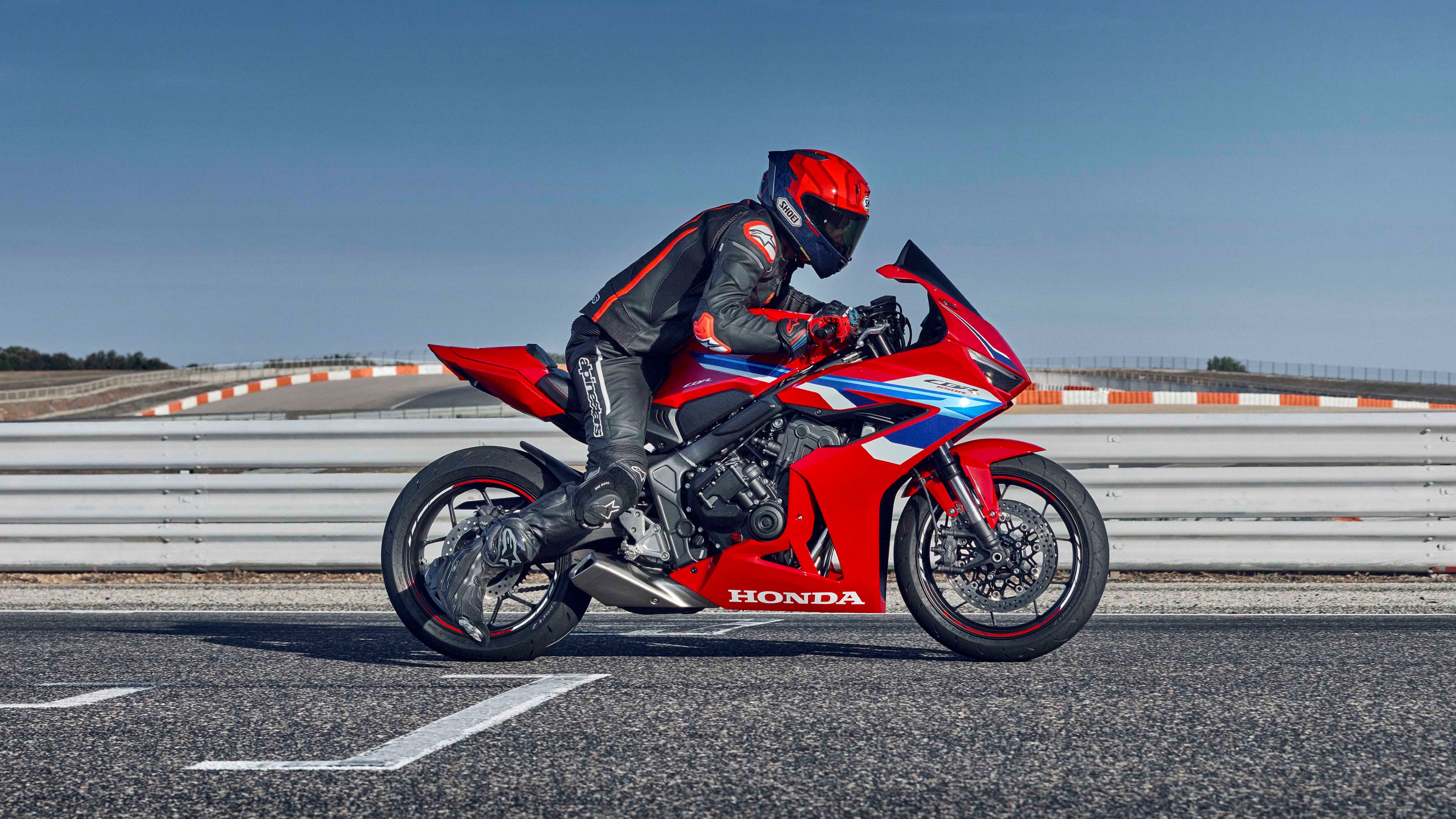 The 2025 Honda CBR650R and CB650R use the same 649 cc liquid-cooled inline four-cylinder motor with 94 bhp and 63 Nm 2025 Honda CBR650R E-Clutch