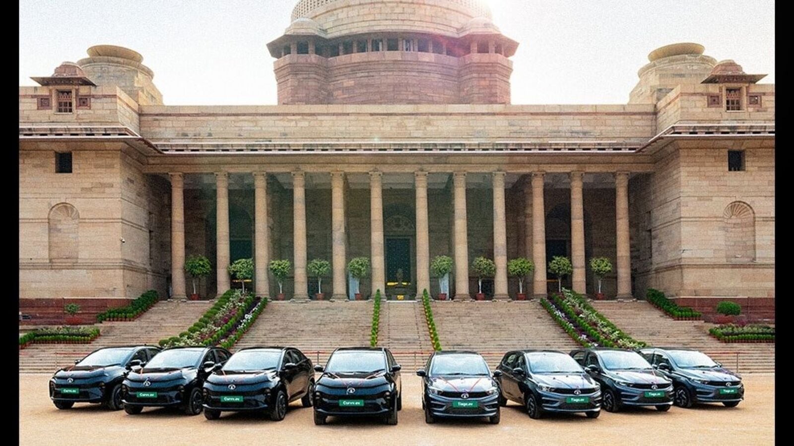 Tata.ev नए Curvv और Tiago EVS को राष्ट्रपति भवन को वितरित करता है। विवरण की जाँच करें