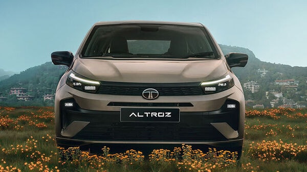 The all-new Tata Altroz gets a more muscular look with flared fenders and restyled headlamps with new eyebrow LED DRLs 2025 Tata altroz
