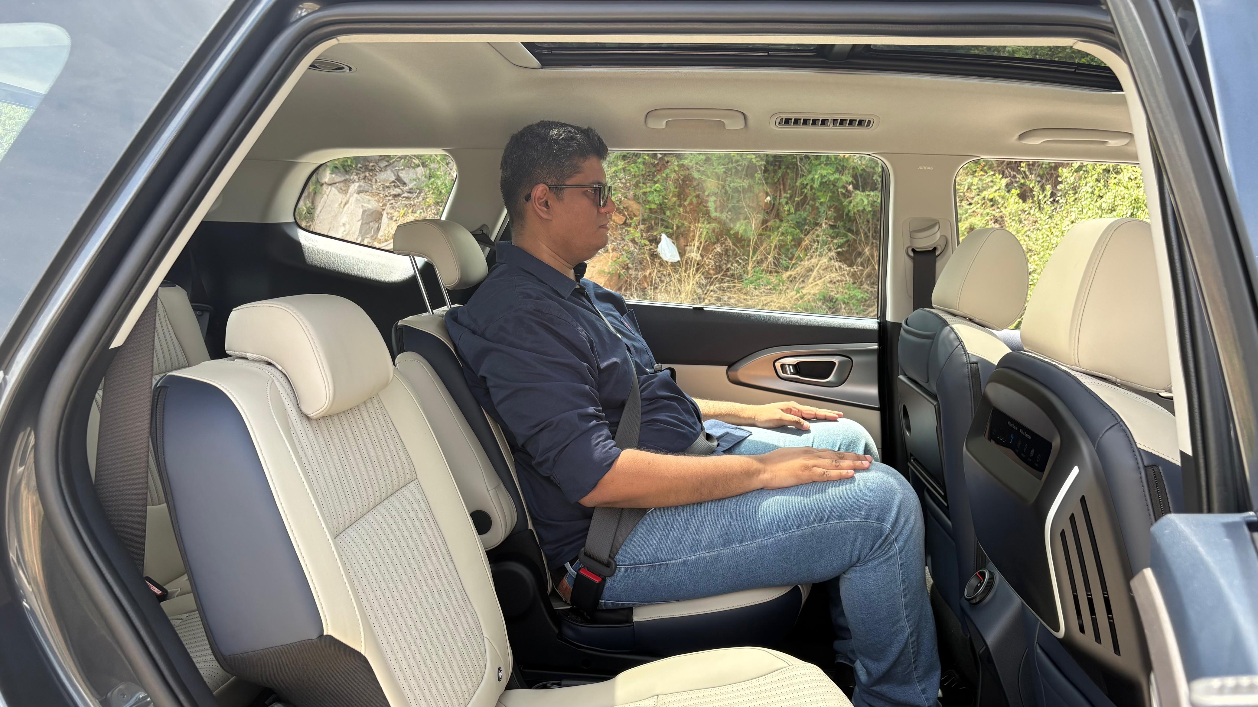 The air vents for the second row have been moved to the side, but continue to be mounted on the roof for the third row. The panoramic sunroof brings more light into the cabin, instantly elevating its appeal Kia Carens Clavis Review