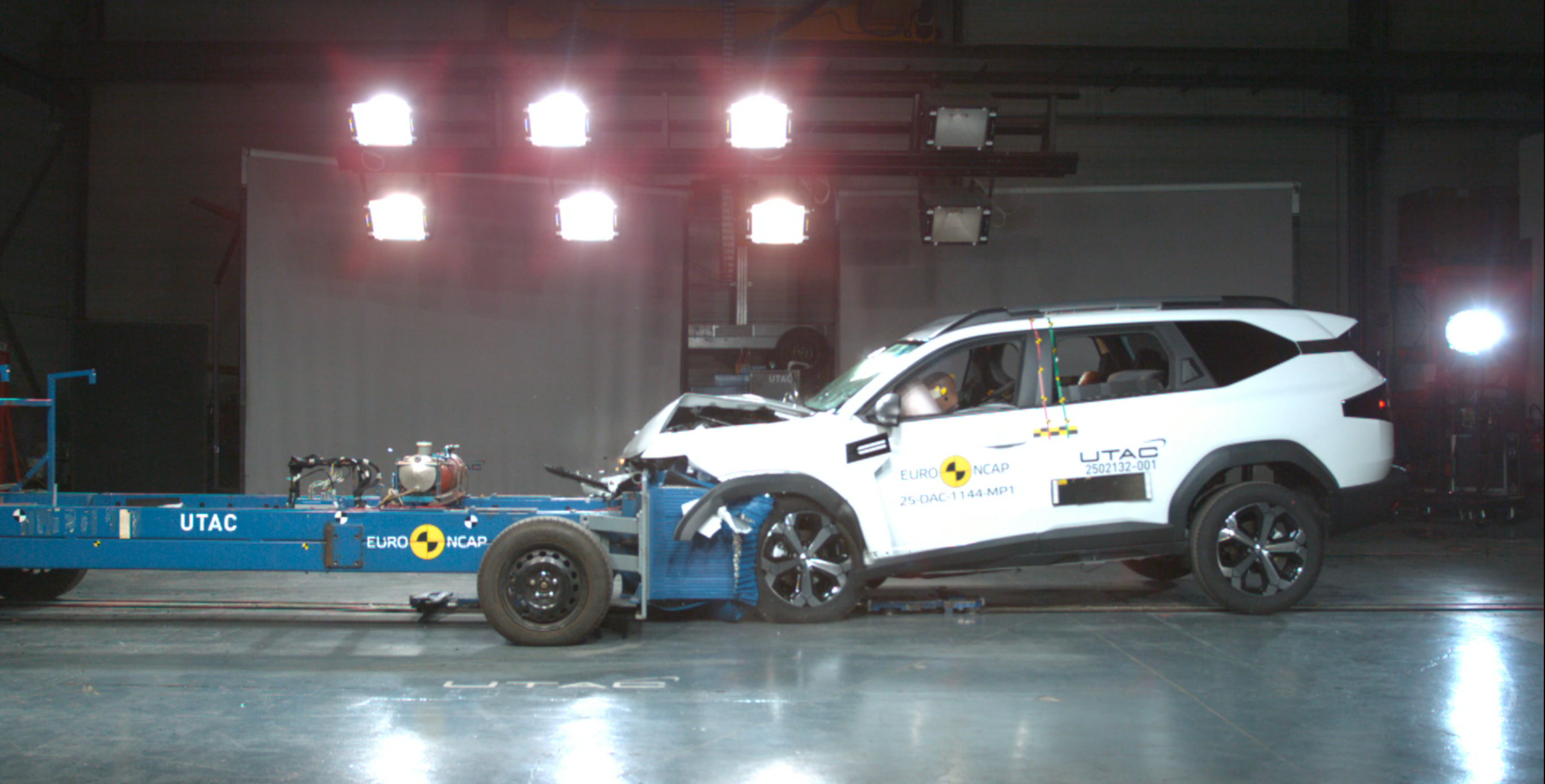 The passenger compartment was seen to be stable during the frontal offset test and the Bigster provided good protection to the driver and front seat passenger. Dacia Bigster Euro NCAP