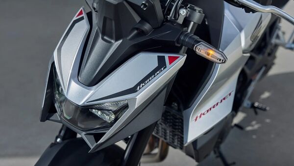 The CB750 features a new dual-LED headlamp unit flanked on either end by muscular tank shrouds that bring a sharp look. 2025 Honda CB750 Hornet