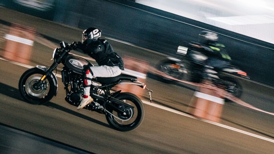 Royal Enfield Guerrilla 450 Peix Bronze