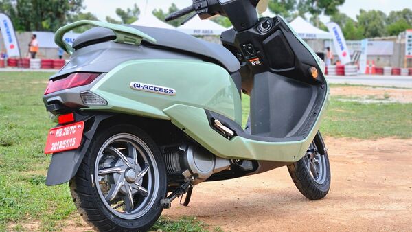 There are no dangling wires anywhere on the scooter. It is all clean and a special mention goes to how great the alloy wheels look.