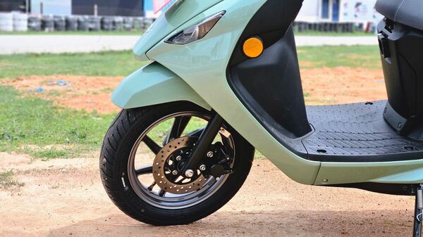 Braking duties are done by a disc brake in the front and a drum at the rear. The front lacks the bite and feel.