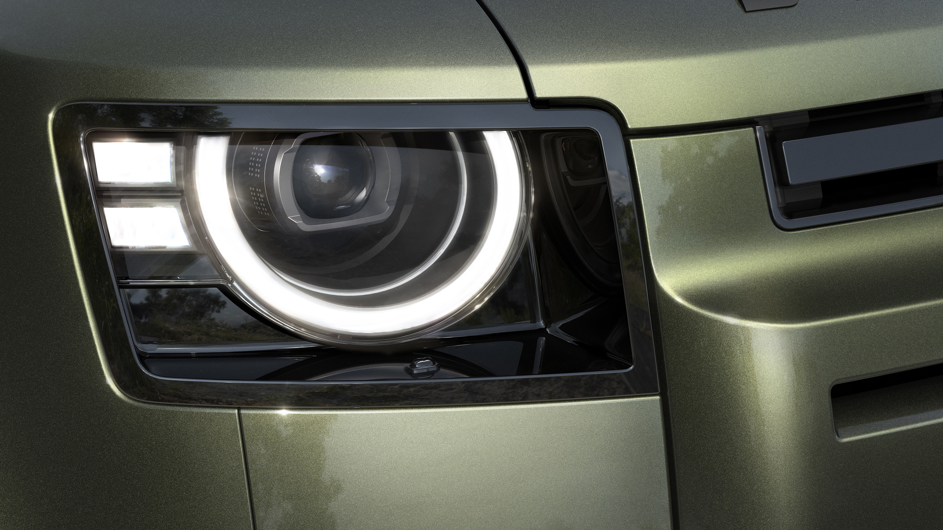 The headlamps gets a smaller center for the LED DRL, The Grille Gets a Gloss-Black Finished Bar in the Centre 2026 land rover Defender