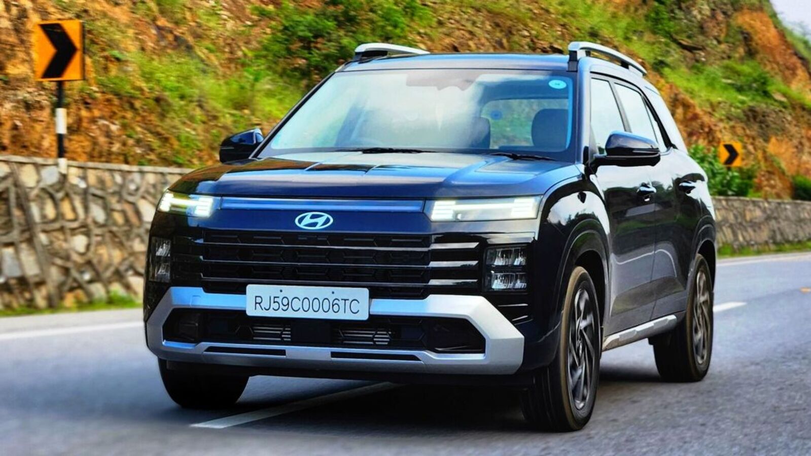 Hyundai Alcazar gets new diesel and DCT petrol variants starting at 17.86 lakh