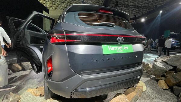 The rear of the SUV is just as bulky as before too. The tail lamps get connected DRLs along with a signature illumination pattern. The rear tailgate operates electronically and can be opened by a leg gesture, swinging your foot under the bumper. The rear of the SUV is just as bulky as before too. The tail lamps get connected DRLs along with a signature illumination pattern. The rear tailgate operates electronically and can be opened by a leg gesture, swinging your foot under the bumper.