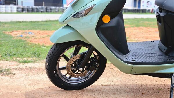 The front apron has a notably steep angle, while the seat is relatively long and features a dual-tone color scheme at the rear. The scooter presents a clean appearance with no visible wires. In fact, the overall quality of the scooter, including the paint and switchgear, is exceptional. There are three available color options: Pearl Grace White, Metallic Mat Bordeaux Red, and Metallic Fibroin Gray. The front apron has a notably steep angle, while the seat is relatively long and features a dual-tone color scheme at the rear. The scooter presents a clean appearance with no visible wires. In fact, the overall quality of the scooter, including the paint and switchgear, is exceptional. There are three available color options: Pearl Grace White, Metallic Mat Bordeaux Red, and Metallic Fibroin Gray.