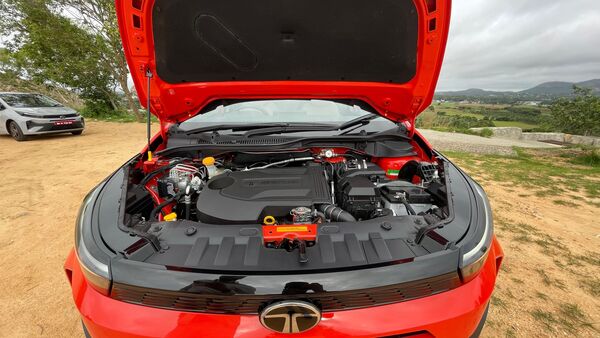 The 1.2L petrol engine in the 2025 Tata Altroz gets mated to either a 5 speed MT, a 5 speed AMT or a 6 speed DCA. Meanwhile the 1.5L diesel and the 1.2L CNG option only come with a 5 speed MT transmission. 2025 Tata Altroz