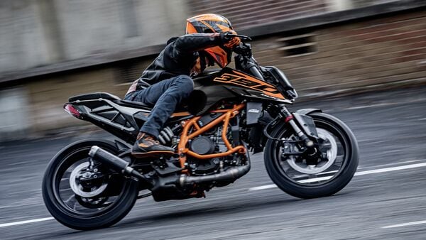 2025 KTM 390 Duke in new Ebony Black colour scheme.