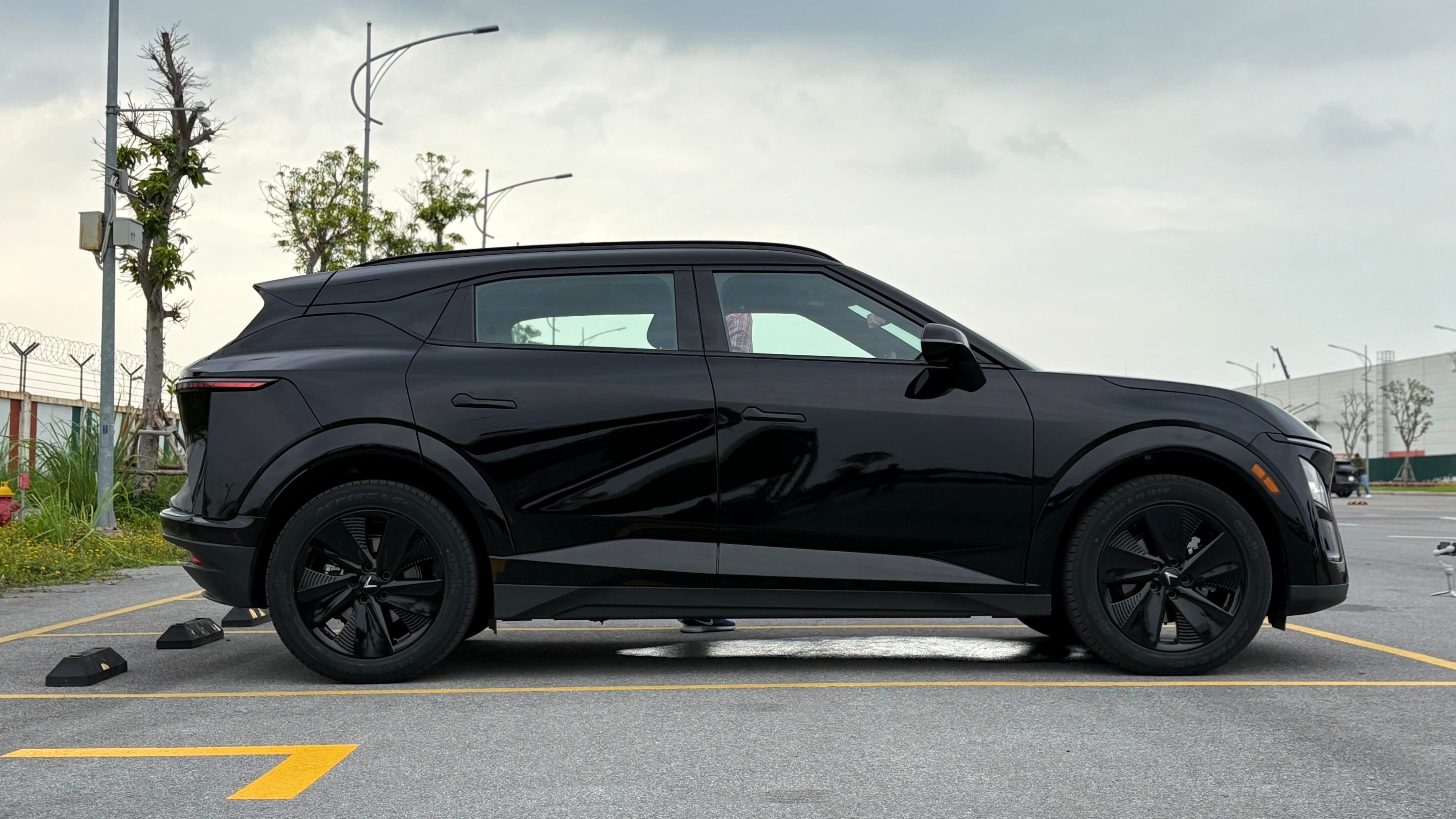 The receding roofline and raked rear windscreen add a sharp look to the SUV. The ground clearance measures 190 mm, plenty to tackle the unpredictable roads in India VinFast VF7 Review