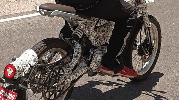 This is the first time that the S6 Scrambler has been spotted on the roads.
