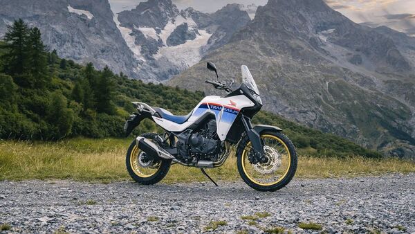 The Transalp makes 90.5 bhp and 75 Nm of torque with its 755 cc parallel-twin. The V-Trom 800 DE makes slightly less power but more low-end torque. Honda XL750 Transalp vs Suzuki V-Strom 800 DE