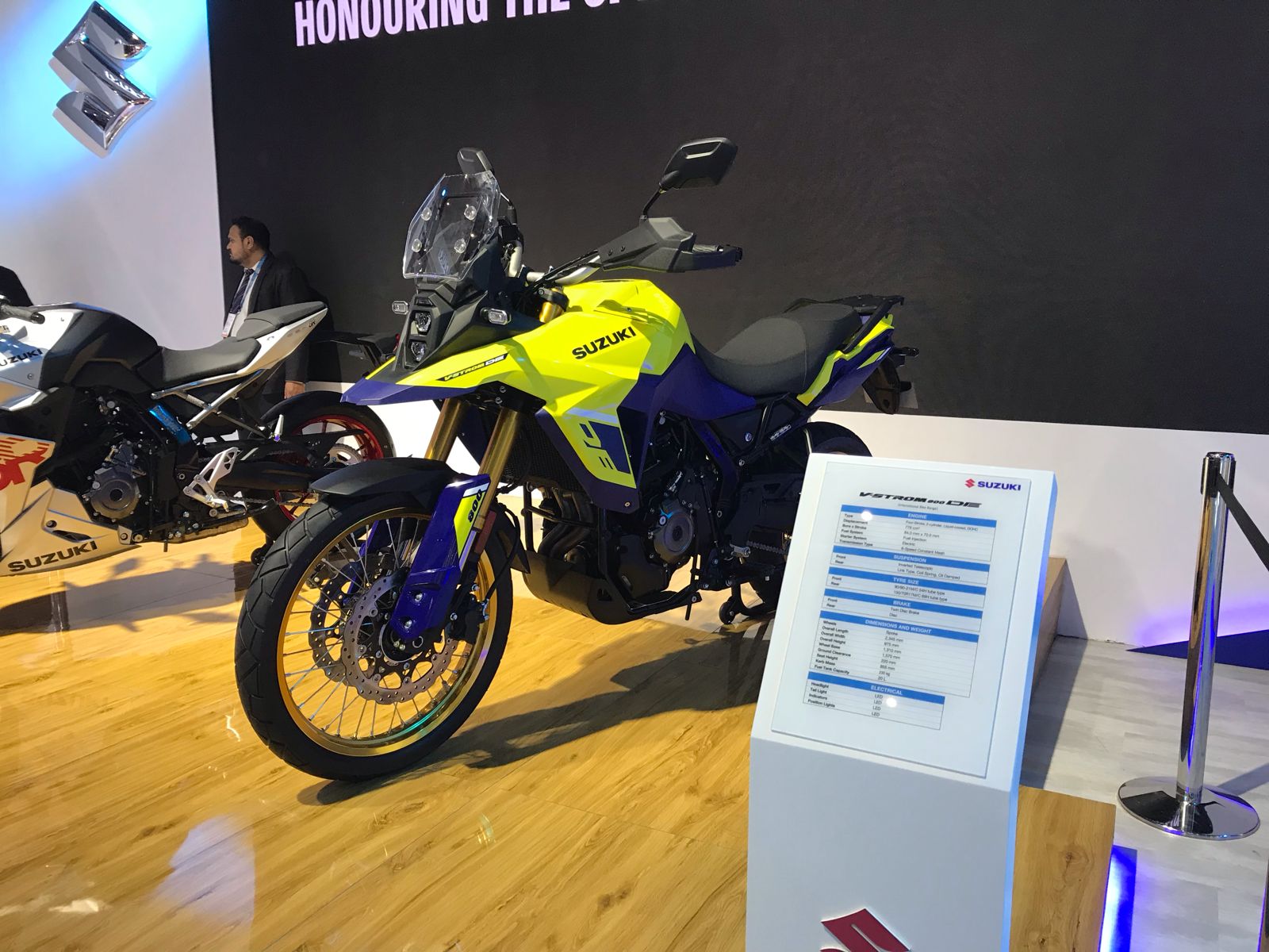 The V-Strom 800 DE is packed with a wide range of features that include traction control, easy start, gravel mode, switchable ABS and more. Honda XL750 Transalp vs Suzuki V-Strom 800 DE