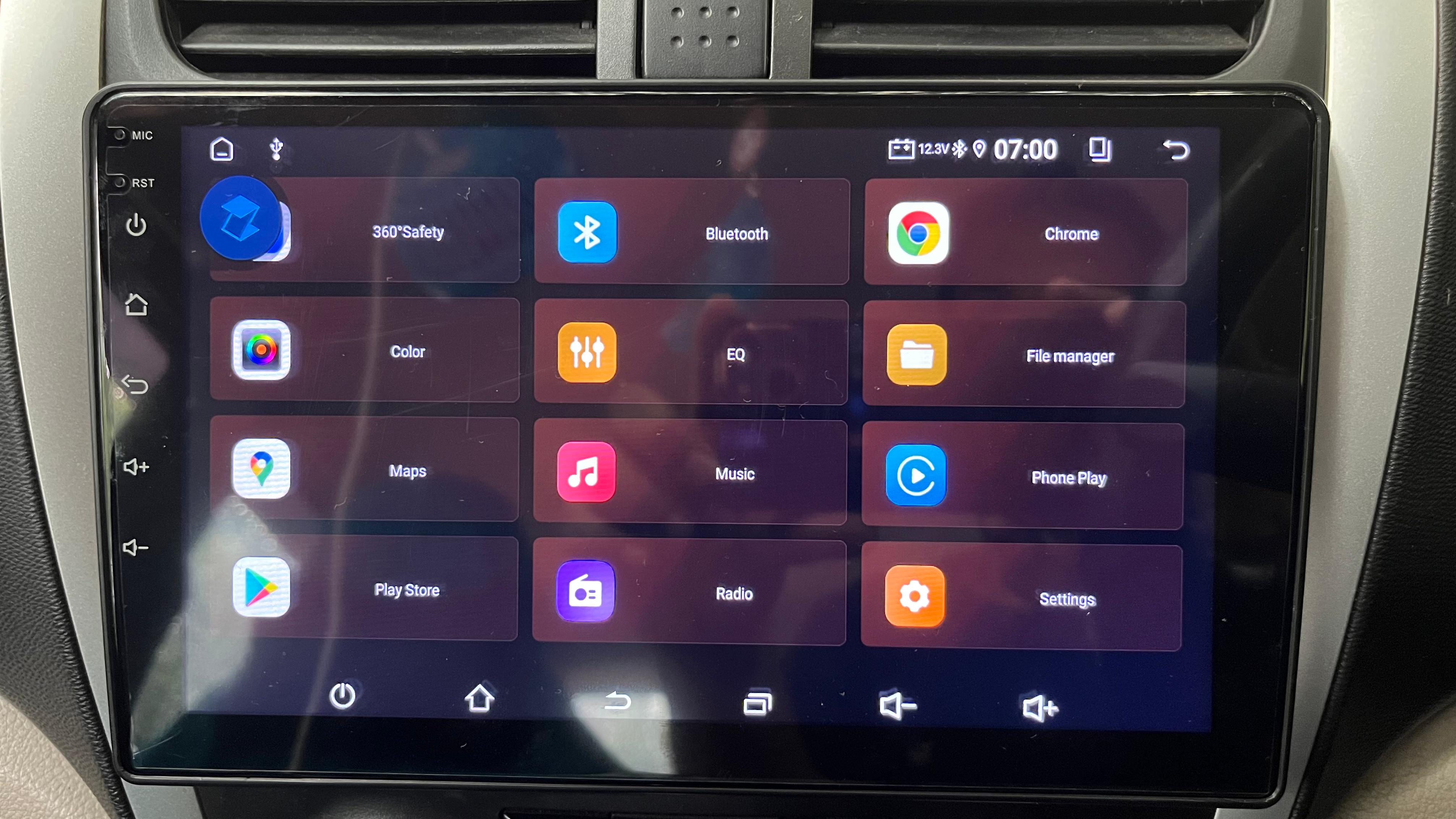 At ₹ 44,990, The Qubo Dashplay Ultra Infotainment System is a great option for a car that lacques the infotainment unit from the oem. Qubo Dashplay Ultra