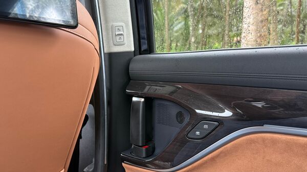 The MG M9 comes with electronic sliding doors that also get soft closing functionality. They can be operated via a button, by the driver, by the keyfob and via the door handle as well.