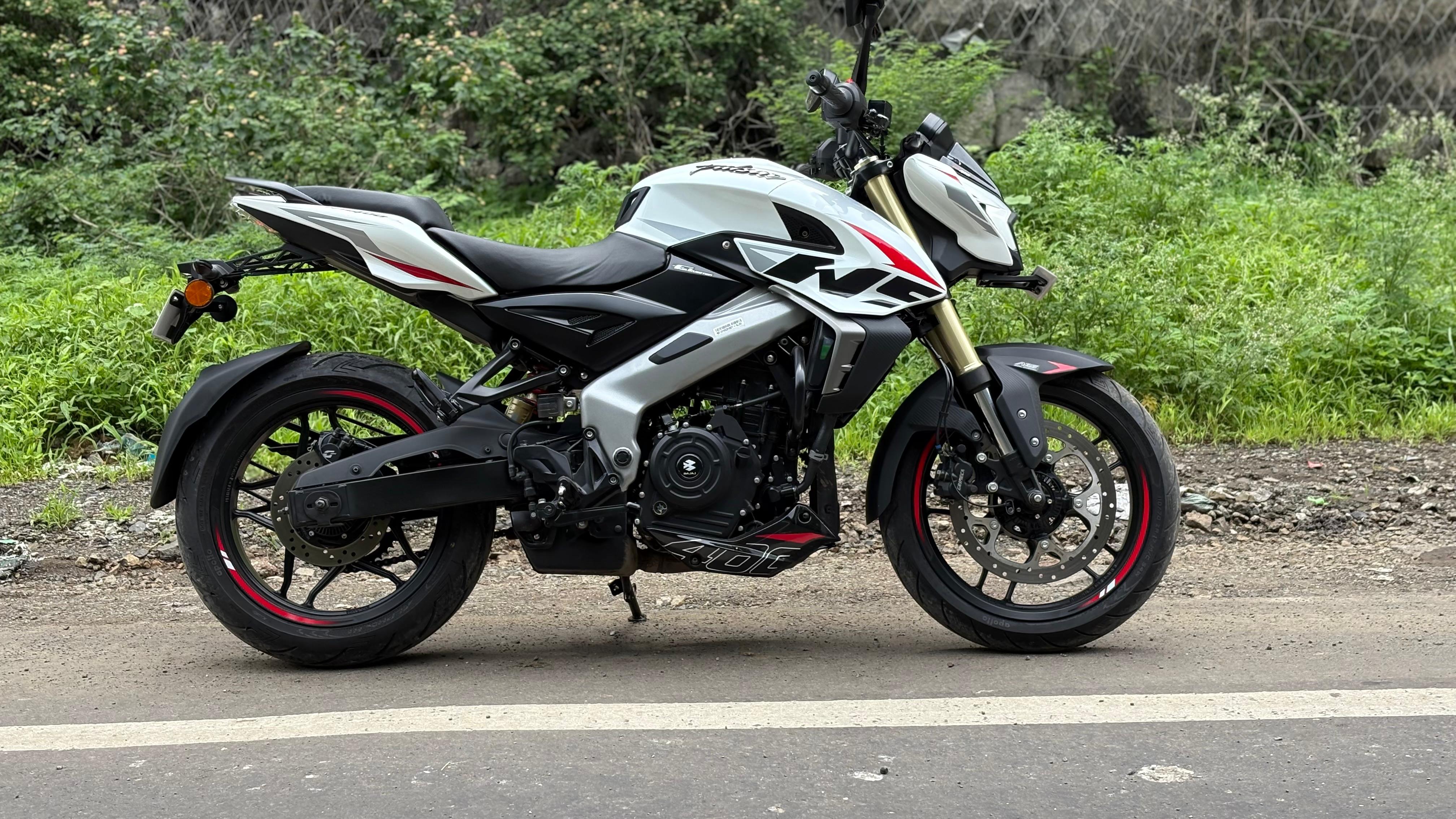 The extra 3 bhp is locked behind the Sport mode, and so is the bi-directional quickshifter that has been calibrated to the new engine 2025 Bajaj Pulsar NS400Z Review