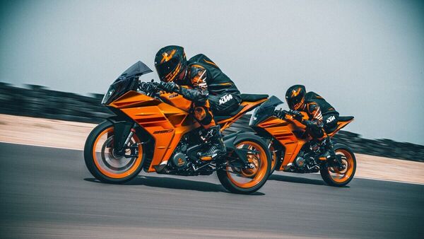 The KTM RC 390 Leads in Performance Figures, with Its 373.27 CC Liquid-Cooled Single-Cylinder Making 42.9 BHP and 37 Nm of Torque 2024 ktm rc 390