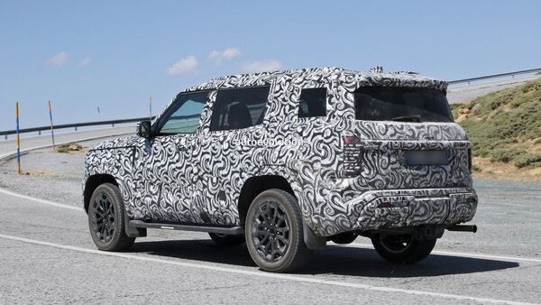 The next-gen Pajero retains the characteristic boxy profile with a tall stance and an upright front end. Mitsubishi Pajero