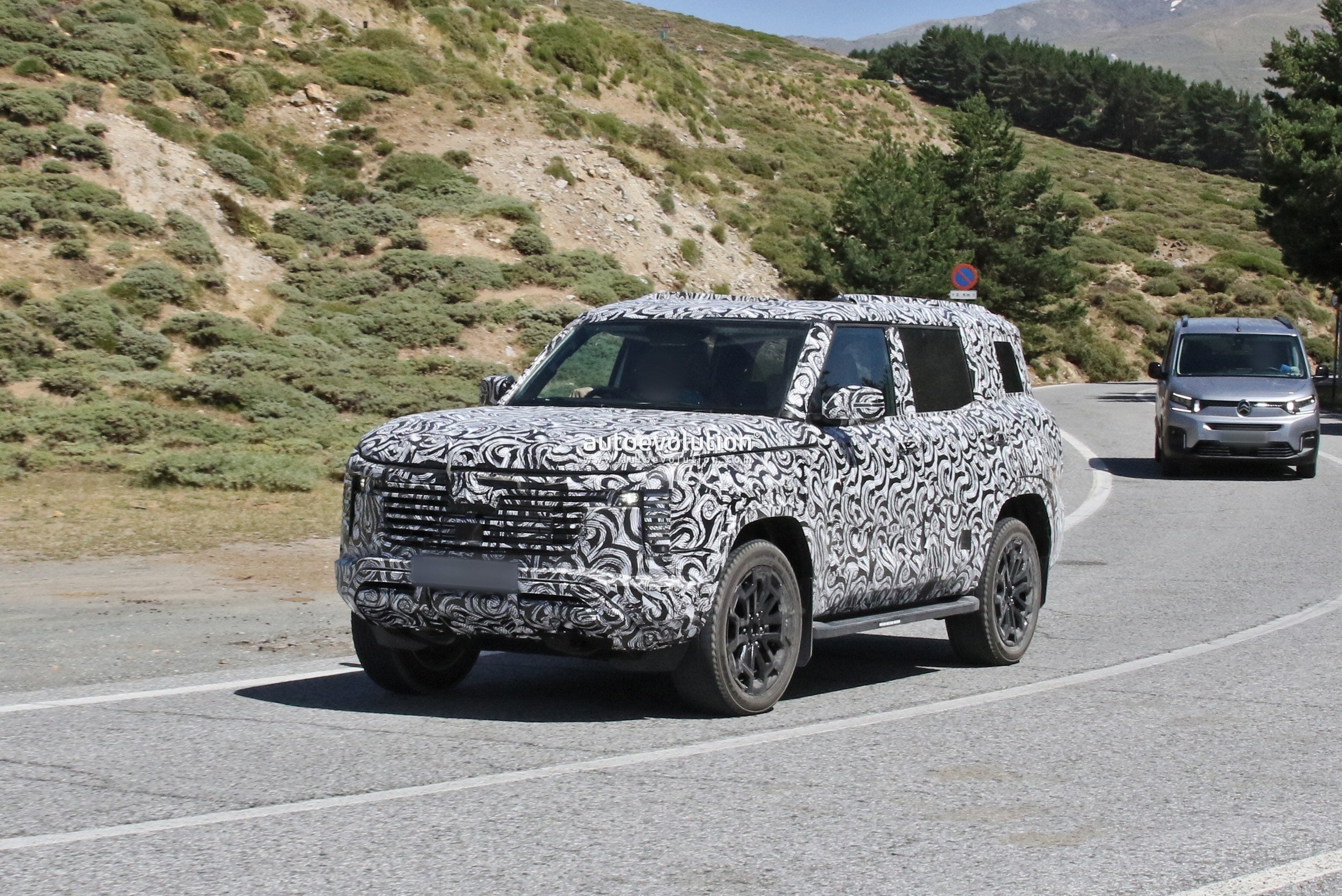 Mitsubishi may offer the upcoming Pajero with a range of engine options, including turbo-diesel and plug-in hybrid units. Mitsubishi Pajero