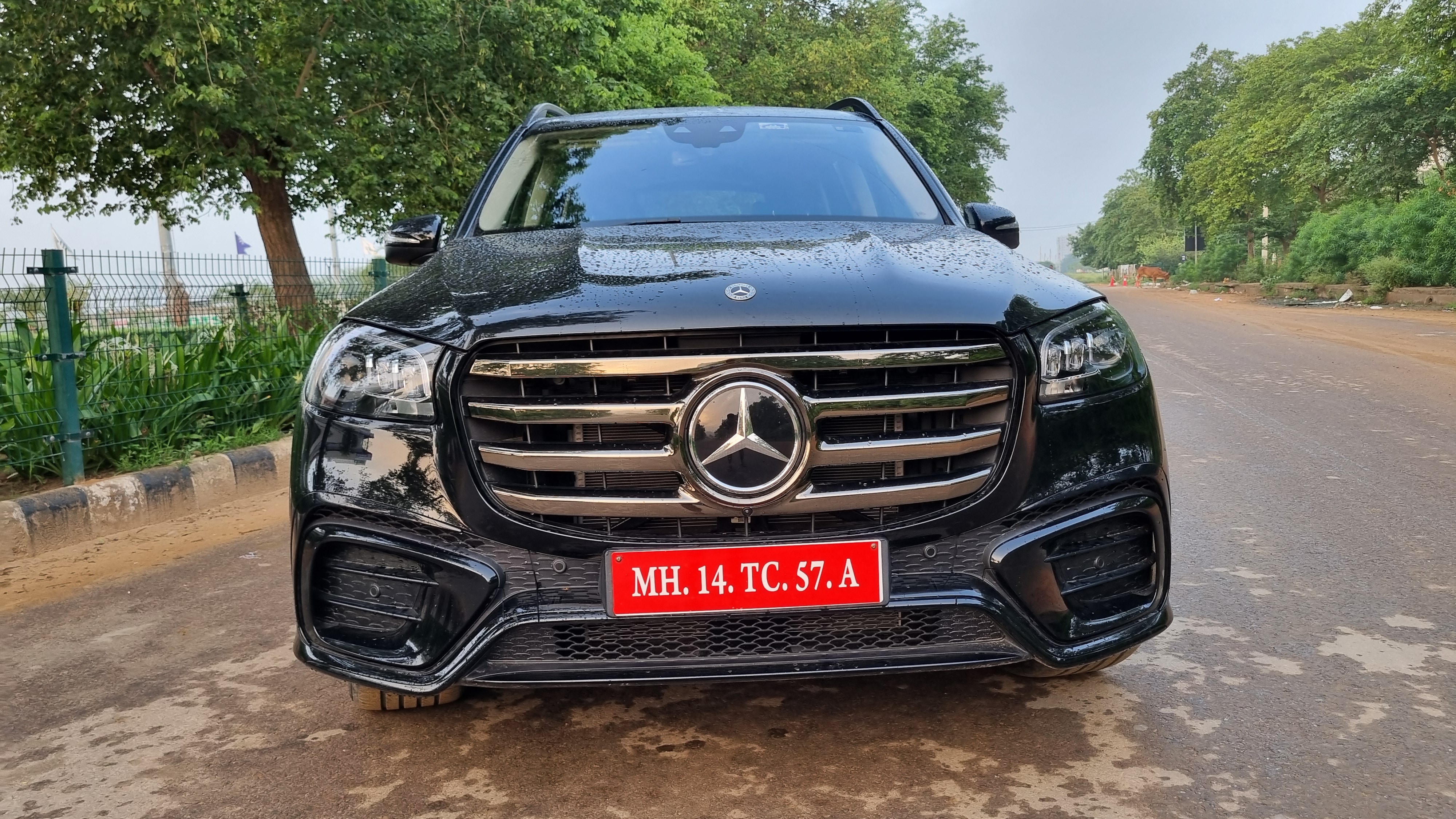GLS AMG Line presents itself as a heavyweight dressed in a tailored performance suit The GLS AMG Line presents itself as a heavyweight dressed in a tailored performance suit