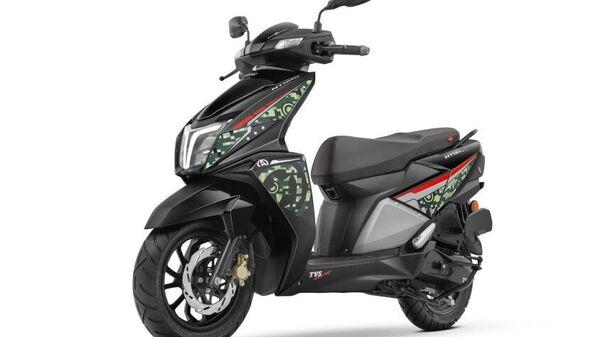 TVS Ntorq 125 सुपर सोल्जर एडिशन लॉन्च, कीमत ₹98,117. जानें क्या है नया | HT Auto