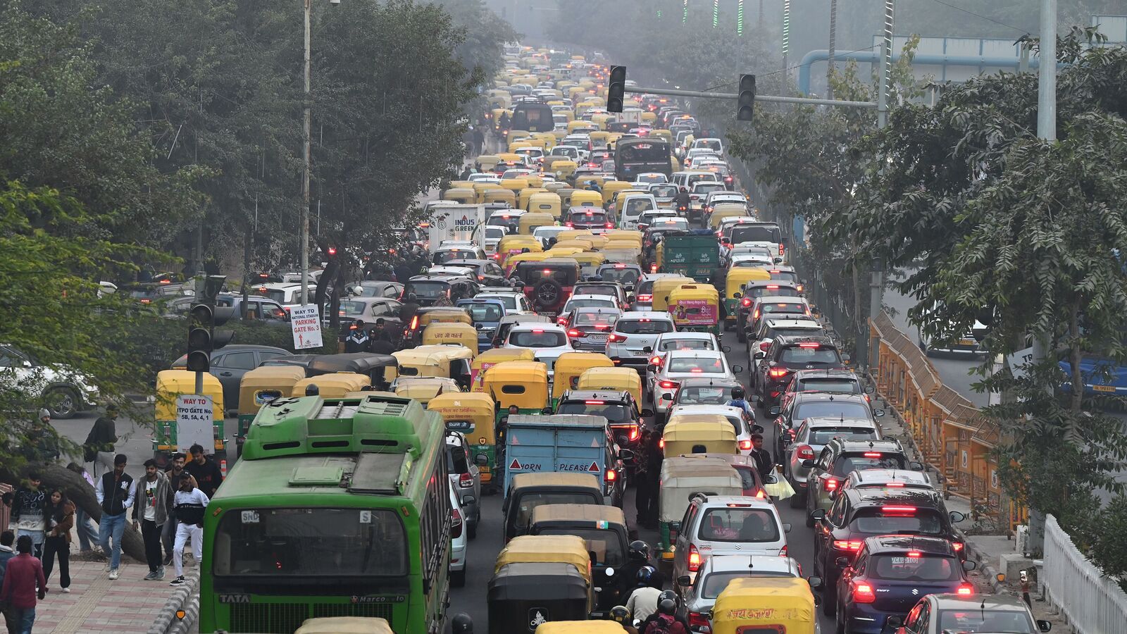 Delhi govt moves Supreme Court against blanket ban on overage vehicles, hearing on July 28