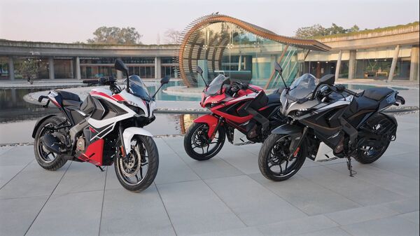Bajaj Pulsar RS200 range
