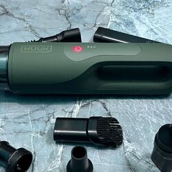 Nuuk Ren Go car vacuum cleaner comes with a compact and handy design that makes it easy to use.