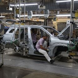 Indian automakers face shrinking product cycles, delayed launches, and rising Chinese EV dominance. Ravindra Patki of Vector Consulting says fixing execution gaps and accelerating innovation is vital for India’s auto industry to stay competitive.
(Photo is representational)
