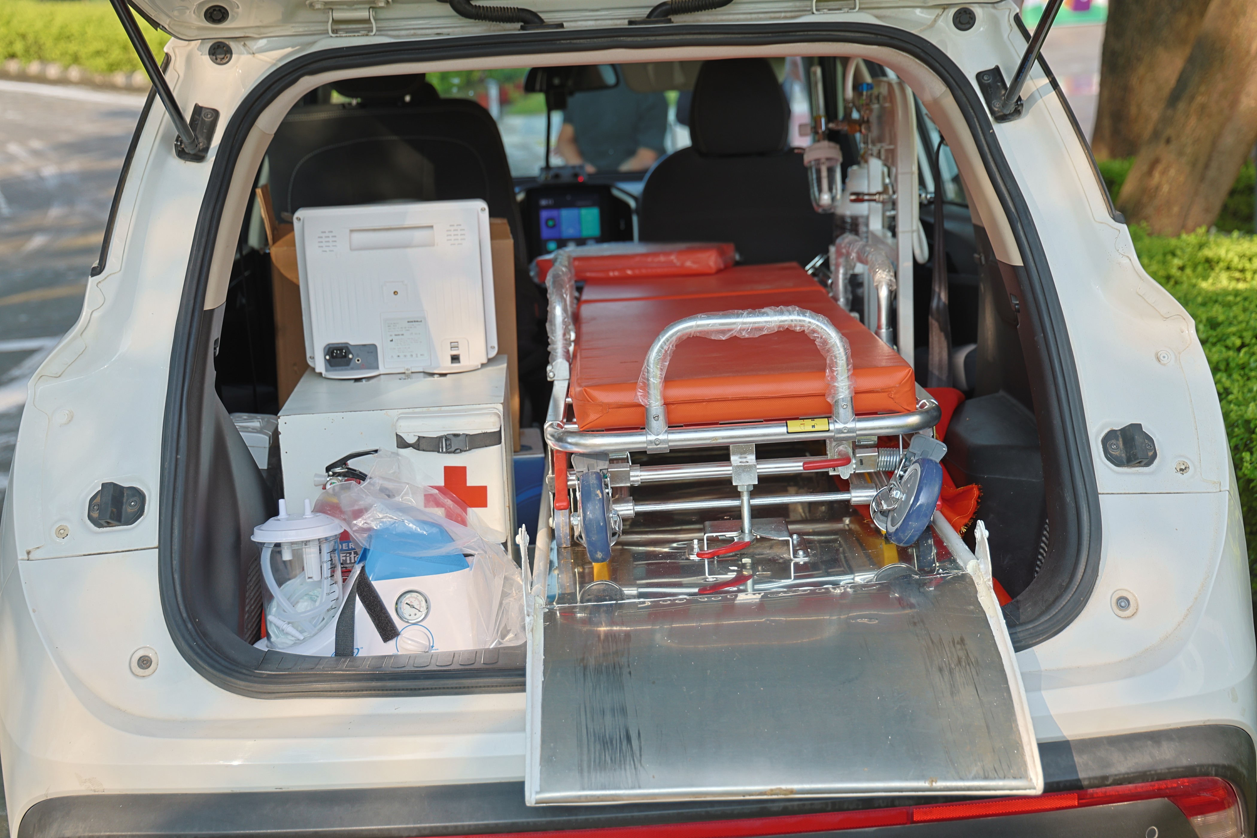 The vehicle includes basic medical facilities such as an Oxygen bottle, Oxygen system regulator, auto-loader stretcher, ventilator, and para-monitor, among others. MG Hector
