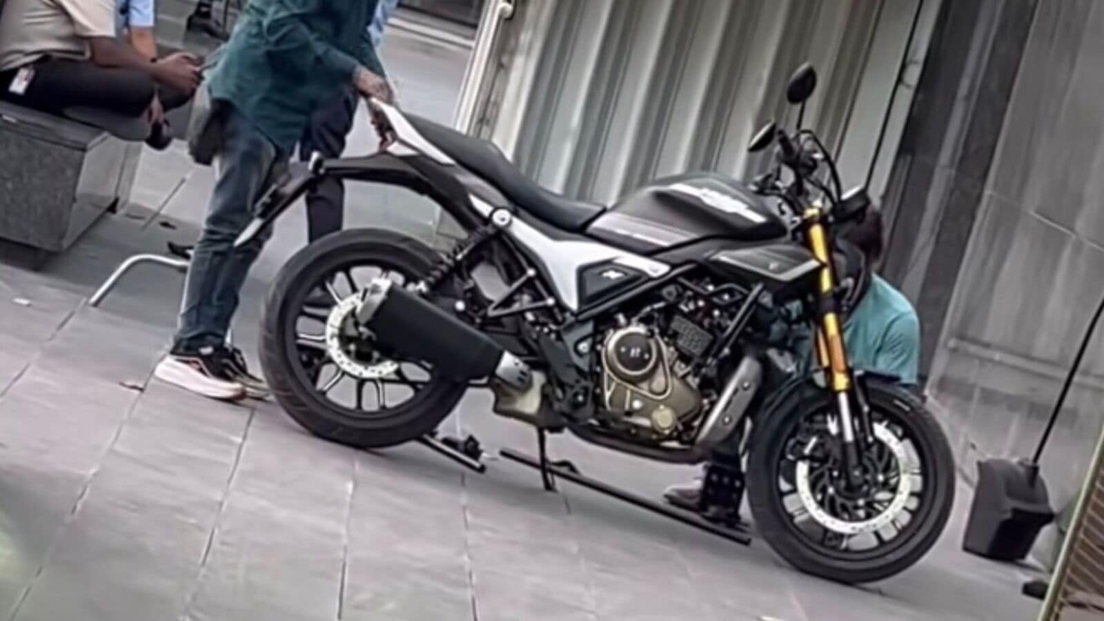 Hero Mavrick 440 spied, now gets USD forks