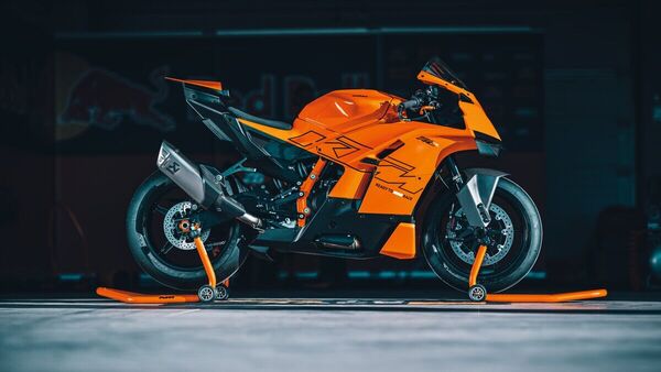 The 990 RC R is built around a powder-coated steel trellis frame paired with a dedicated die-cast aluminium sub-frame KTM 990 RC R