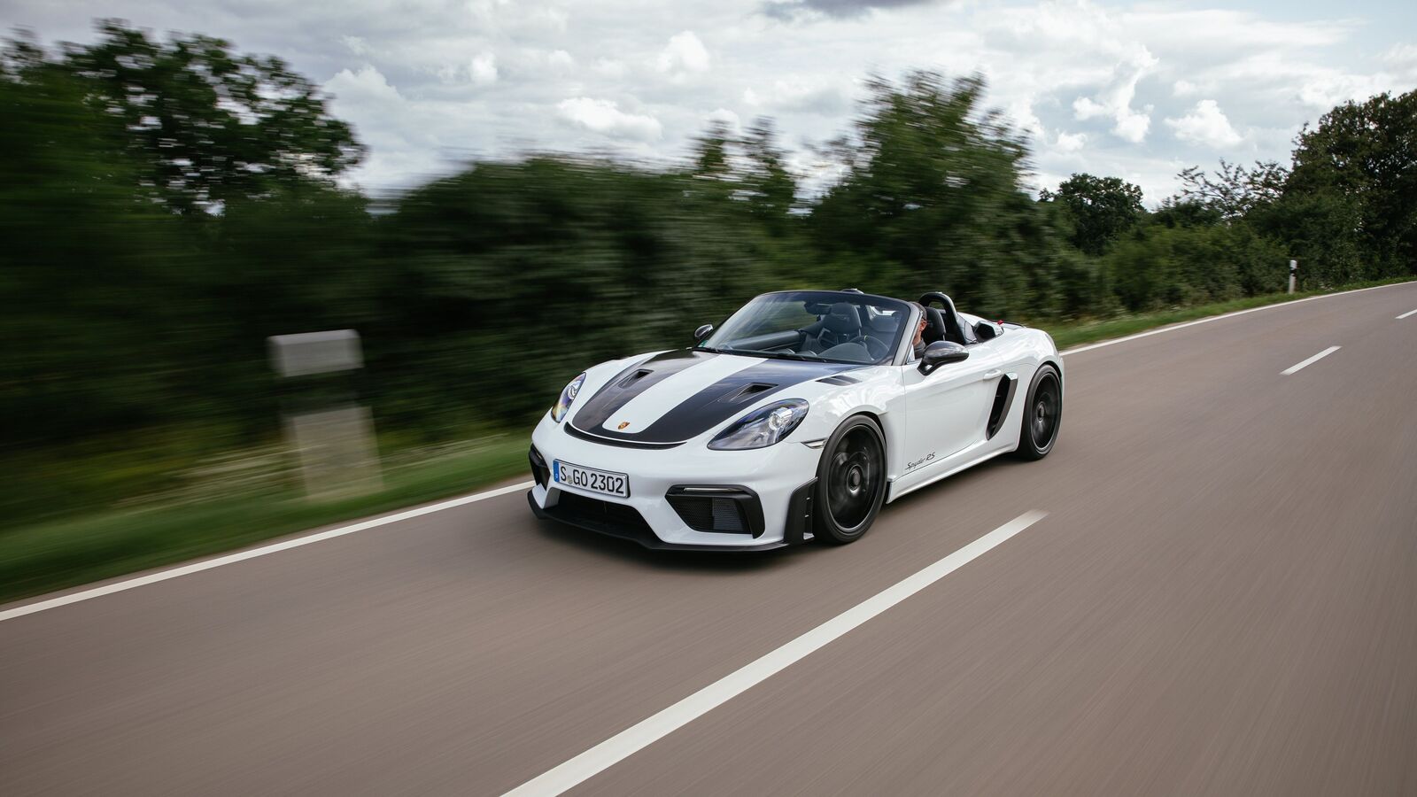 Porsche patents new W-shaped 18-cylinder engine with triple turbo layout