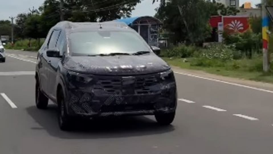 Nissan MPV spied