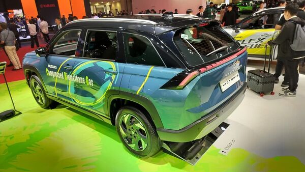 सुजुकी विक्टोरिस सीबीजी में एक अंडर-फ्लोर सीएनजी/सीबीजी टैंक है जो ट्रंक-माउंटेड सेटअप की आवश्यकता को समाप्त करता है। सुजुकी विक्टोरिस सीबीजी