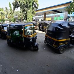 Long queues formed at Mumbai’s CNG pumps on Monday after a GAIL pipeline damage disrupted gas supply, leaving autorickshaws and taxis waiting for hours.
