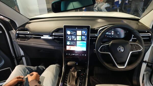 The Hector facelift brings I-swipe gesture control for the 14-inch vertical infotainment that has been carried over from the previous version MG Hector facelift