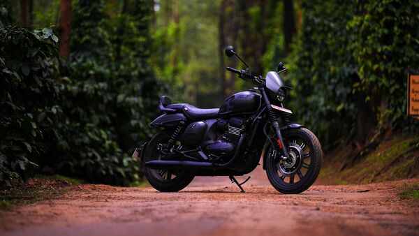 2025 Yezdi Roadster Review 