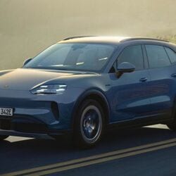 Power comes from the same 113 kWh high-voltage battery used in the other Cayenne Electric models. Porsche claims a WLTP range of up to 653 km. 