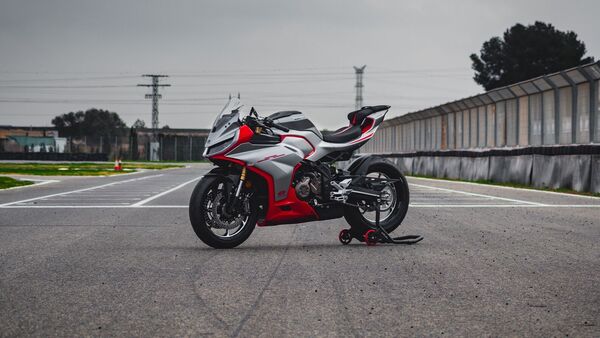 The QJ Motor SRK 421 RR enters the middleweight supersport segment with a 421 cc inline-four engine