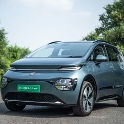 The Windsor EV has a rather unusual face that may not instantly impress an onlooker. But the rounded contours here are tastefully glazed with LED elements and a tad of chrome at the very bottom.