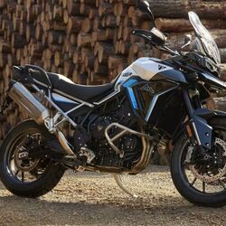 Mechanically, the Triumph Tiger 900 Alpine Edition is the same as the standard version of the Triumph Tiger 900.