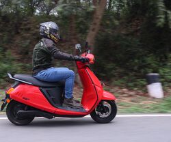 Kinetic DX+ comes with just one batter pack option. 