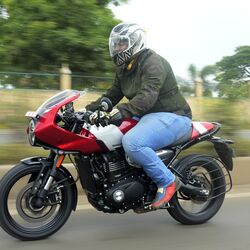 Triumph Thruxton 400 has recently received a new 350 cc engine, which resulted in a price drop for the motorcycle.