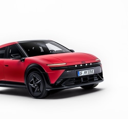 The Hyundai Ioniq 3 debuts with a 496 km WLTP range, E-GMP platform and SmartSense ADAS