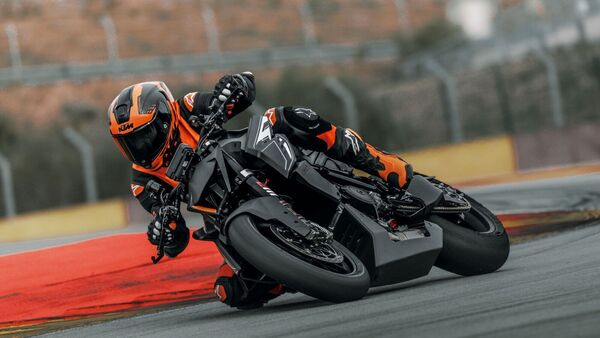  Limited to 100 units, the 2026 1390 Super Duke RR Track adheres to FIM regulations and offers top-tier components for performance enthusiasts, available in May 2026.